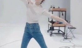 爆料穿牛仔裤的视频教程,轻松掌握时尚牛仔裤搭配技巧