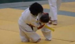 小萌娃爆料视频,视频曝光萌娃日常，萌态百出引网友热议